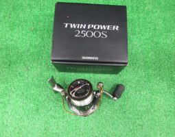 シマノ 15ツインパワー2500S ダイワ 19シグナスH-LBDなど買取入荷しました! 道楽箱山科店 シマノ 15ツインパワー2500S ダイワ 19シグナスH-LBDなど買取入荷しました! 道楽箱山科店