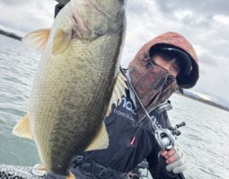 一誠 山崎プロガイドで冷たい雨の中50UP！（栗東店）